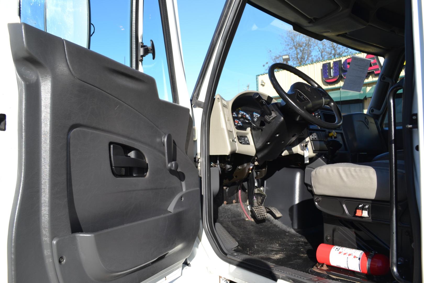 2016 WHITE /BLACK INTERNATIONAL 4300 with an CUMMINS ISB 6.7L 220HP engine, ALLISON 2100HS AUTOMATIC transmission, located at 9172 North Fwy, Houston, TX, 77037, (713) 910-6868, 29.887470, -95.411903 - 25,999LB GVWR NON CDL, 26FT BOX, 13'6FT CLEARANCE, HEIGHT 103" X WIDTH 102", AIR RIDE , DUAL 40 GALLON FUEL TANKS, CRUISE CONTROL, COLD A/C , - Photo#16